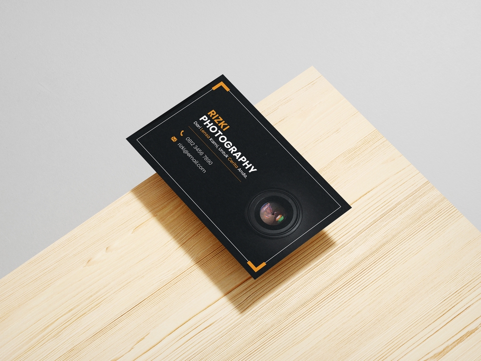 Kartu nama desain profesional untuk fotografer dengan desain minimalis dan modern, cocok untuk branding fotografi Anda.