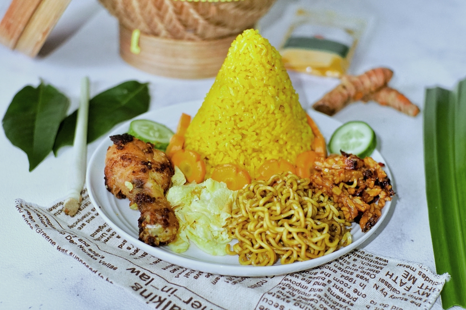 Jasa fotografi makanan dengan nasi kuning, ayam goreng, dan mie untuk acara spesial. foto makanan, jasa fotografer makanan, fotografer makanan freelance, harga jasa fotografer makanan, jasa fotografi makanan, harga jasa foto makanan, foto produk makanan