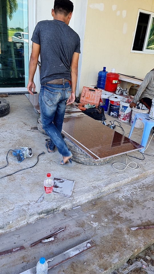 รับเหมาปูกระเบื้อง ราคาถูก ช่างปูกระเบื้องมืออาชีพ ปูกระเบื้องพื้นสวยงาม