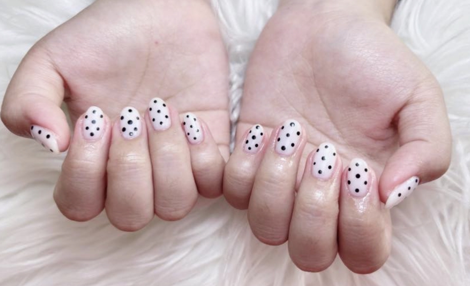 บริการทำเล็บที่บ้าน ลายจุดขาวดำ น่ารัก รับทำเล็บเจล ช่างทำเล็บมืออาชีพ