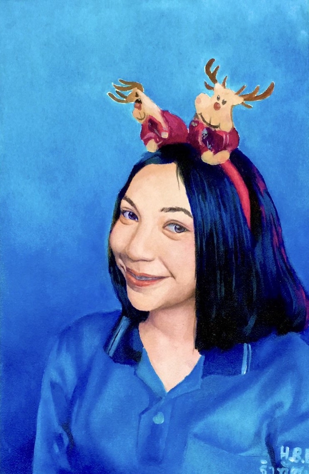 รับวาดภาพเหมือน ภาพวาดหญิงสาวใส่ชุดสีน้ำเงิน พร้อมตกแต่งด้วยเขาเรนเดียร์