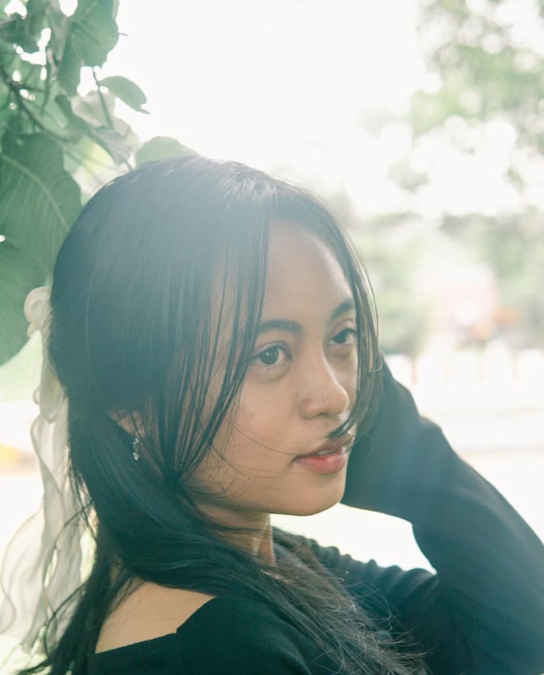 Jasa Fotografi Prewedding Outdoor dengan Background Alam Hijau.