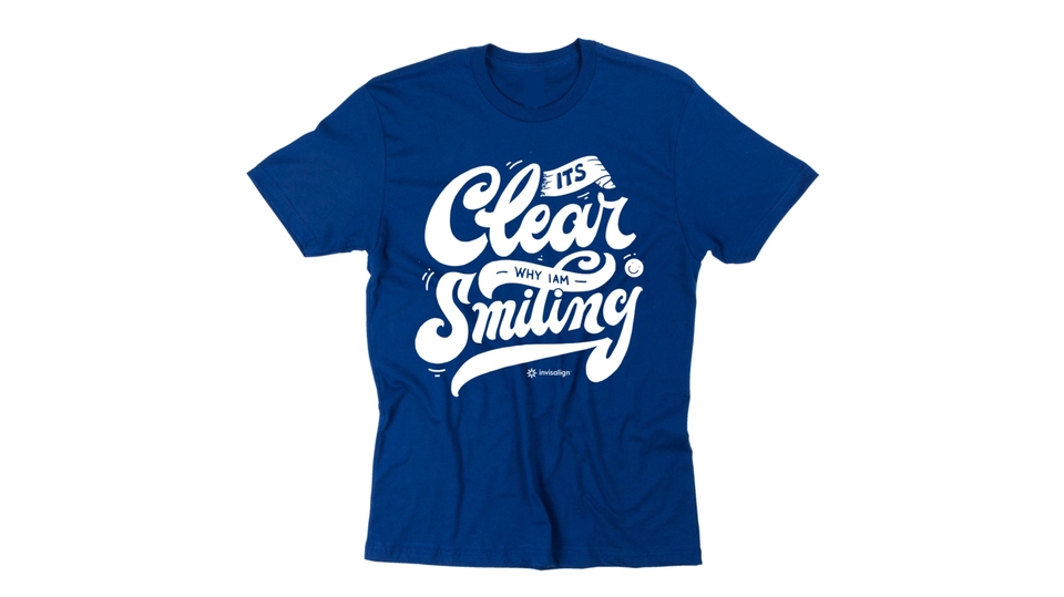 Desain kaos distro dengan tulisan "It's Clear Why I Am Smiling" untuk desain kaos pria.