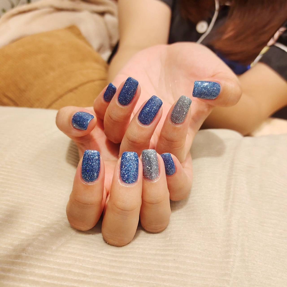 บริการทำเล็บที่บ้าน ทำเล็บเจลสีฟ้าประกาย  ช่างทำเล็บมืออาชีพ