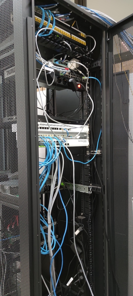 Jasa teknisi komputer untuk instalasi jaringan dan server di ruang server