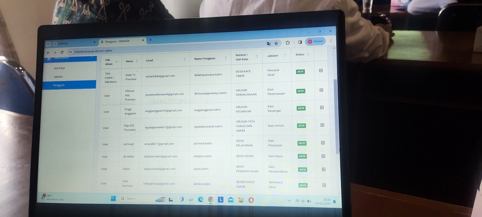 Jasa input data online: Pekerjaan data entry di laptop menampilkan halaman dengan tabel data dan menu navigasi.