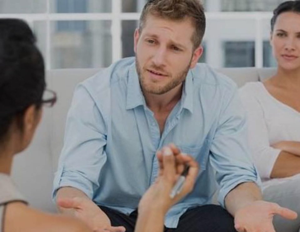 Seorang psikolog pria memberikan konseling kepada klien wanita tentang pengembangan diri dan masalah hubungan.