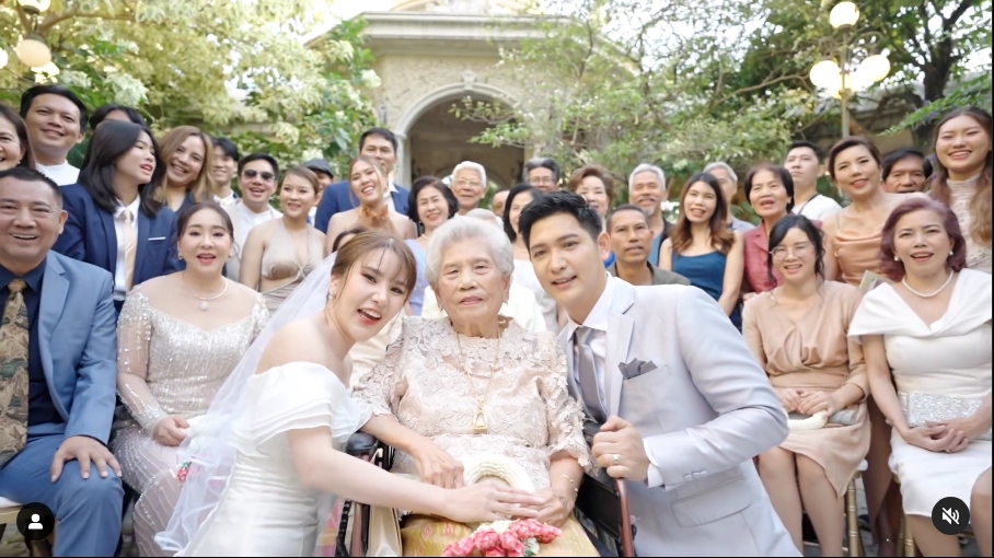 งานแต่งงานแบบไทยๆ พร้อมครอบครัวและเพื่อนๆ รับถ่ายวีดีโองานแต่งงาน ตัดต่อวีดีโอ งานแต่ง ช่างวีดีโองานแต่ง วีดีโอพรีเซ้นงานแต่ง บริการรับตัดต่อวีดีโอ