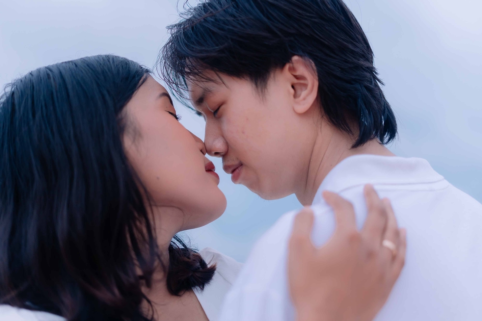 Jasa Foto Prewedding dan Fotografi Pernikahan Profesional. Fotografer pernikahan murah, harga paket prewedding terjangkau. Foto studio prewedding.