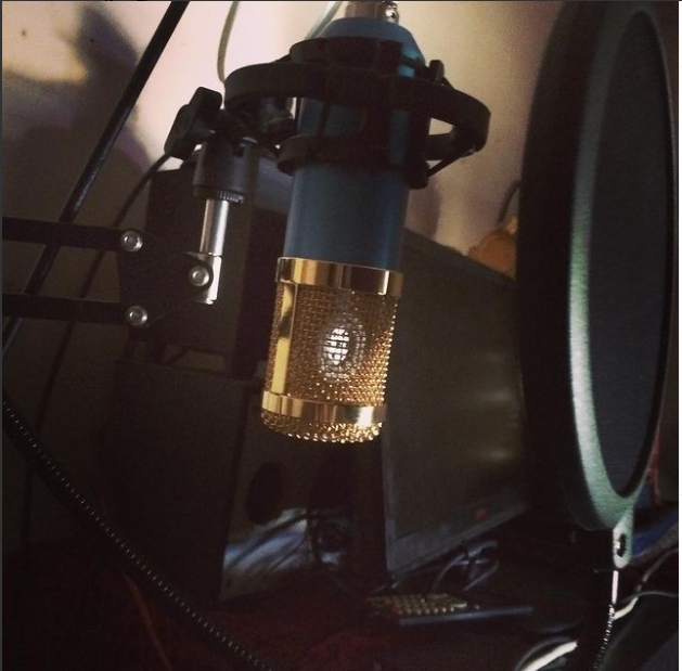 Jasa voice over profesional dengan mikrofon berkualitas untuk pengisi suara iklan, video, dan dubbing.