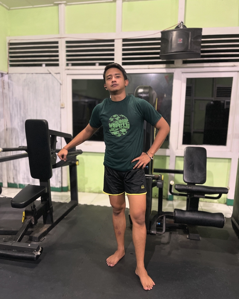 Jasa endorse selebgram murah, selebgram pria berpose di gym