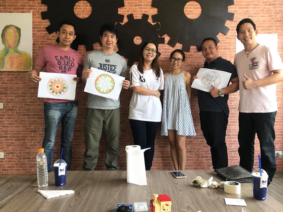 กลุ่มคนทำงานกลุ่มหนึ่งกำลังพัฒนาตนเองด้วยการเรียนรู้การสร้างมนต์ดลใจ