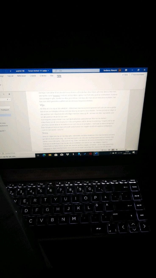 Jasa Data Entry: Freelancer memasukan data ke laptop.