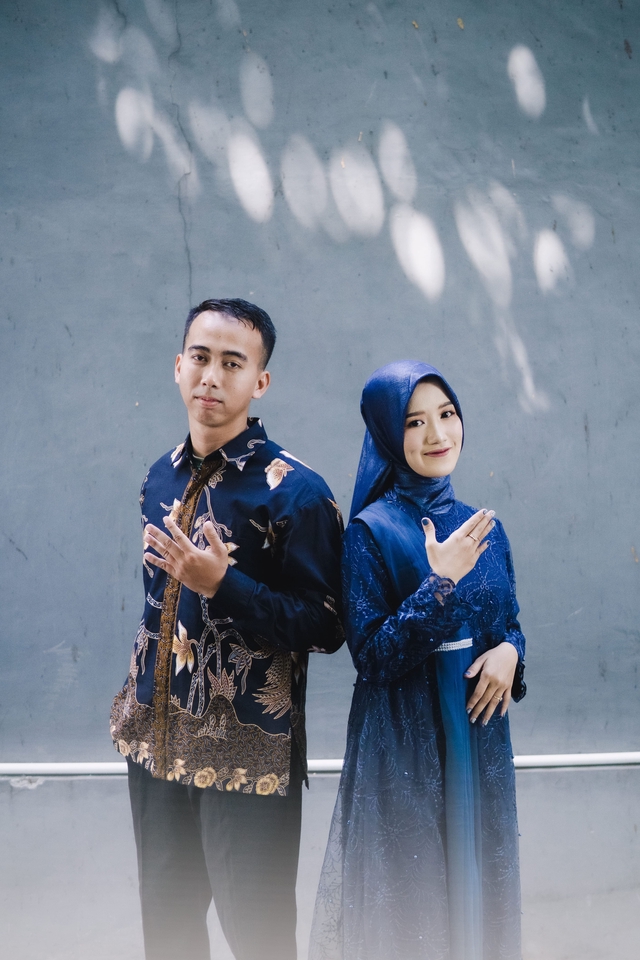 Jasa foto prewedding pasangan muslim dengan tema modern di studio