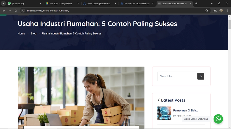 Jasa penulis artikel freelance wanita bekerja di depan laptop dan banyak kardus di sekitarnya.