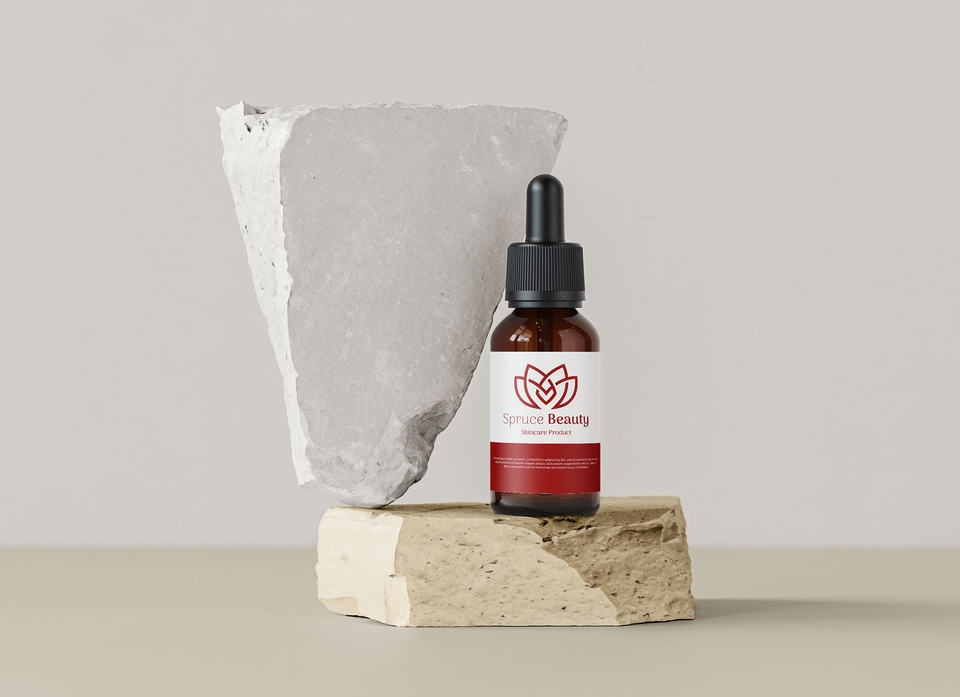 Desain kemasan botol serum kecantikan dengan label unik dan logo bunga merah.