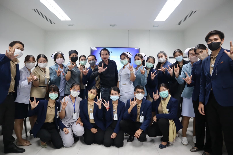 กลุ่มบุคคลในภาพกำลังเรียนรู้การพัฒนาบุคลิกภาพ เพื่อเสริมสร้างความมั่นใจและพัฒนาตนเอง