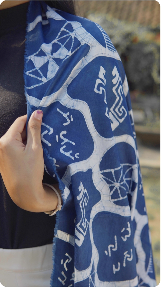 Jasa Fotografi Produk dengan motif batik berwarna biru dan putih