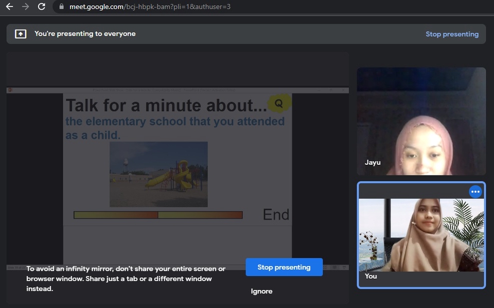 Guru sedang presentasi secara online di kelas daring untuk kursus bahasa inggris.