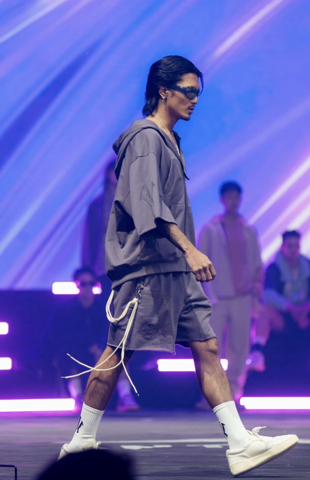 หานายแบบแฟชั่น นายแบบเสื้อผ้า  หนุ่มหล่อเดินแบบ  งานถ่ายแบบ  นายแบบมืออาชีพ