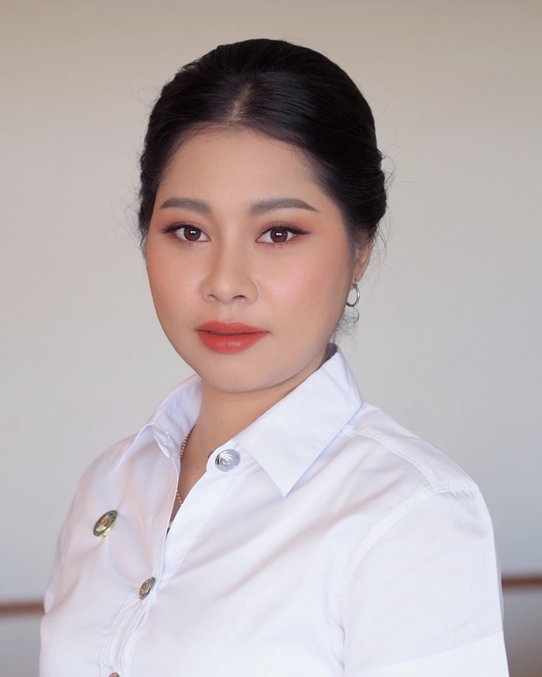 ช่างแต่งหน้าทำผมรับปริญญา แต่งหน้าใสเป็นธรรมชาติสวยงาม พร้อมทรงผมเกล้าเรียบหรู