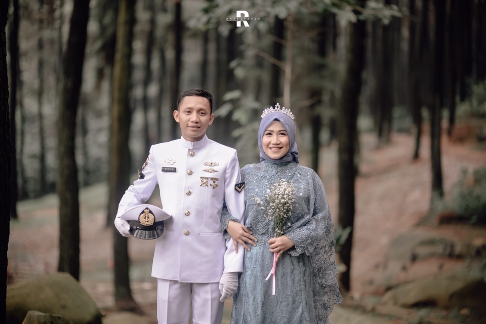 Jasa fotografi prewedding di hutan dengan fotografer profesional dan pasangan berpakaian baju putih dan hijab.