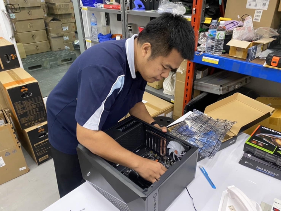 ช่างเทคนิคกำลังติดตั้งเซิร์ฟเวอร์ บริการติดตั้งเซิร์ฟเวอร์