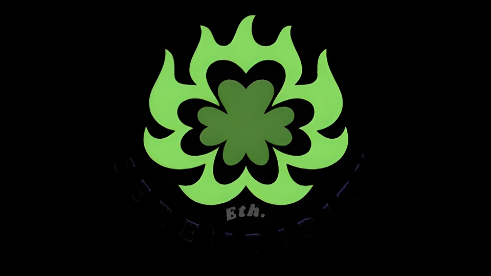 Desain kaos custom dengan motif daun clover yang keren dan unik untuk brand fashion anda.