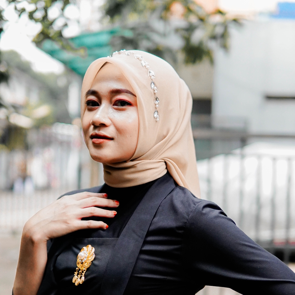 Jasa Fotografi Wanita Berhijab dengan Atribut Dekorasi  di Studio