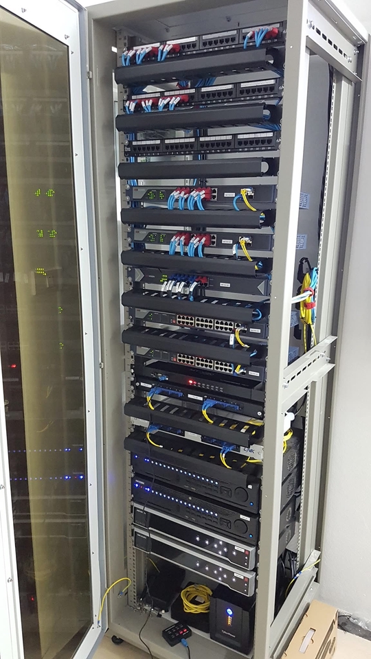 รับติดตั้งเซิร์ฟเวอร์ ระบบเครือข่าย ภายในตู้ server พร้อมระบบ network และอุปกรณ์เชื่อมต่อ