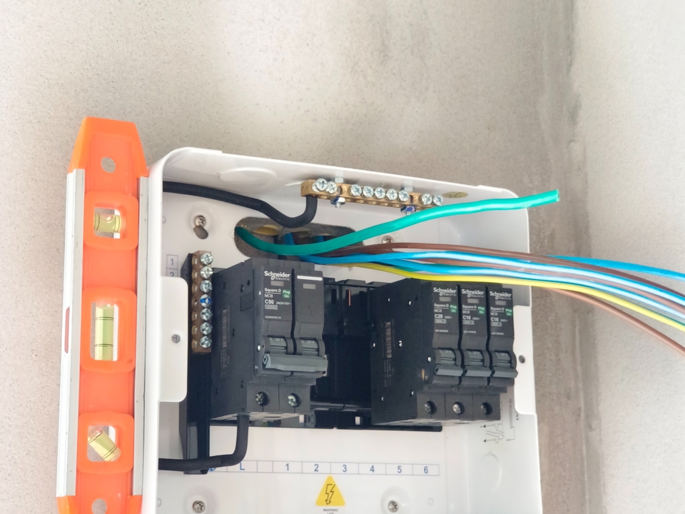 ช่างไฟฟ้า รับเดินสายไฟฟ้าภายในบ้าน ระบบไฟฟ้าครบวงจร ช่างไฟฟ้ามืออาชีพ บริการทั่วประเทศ