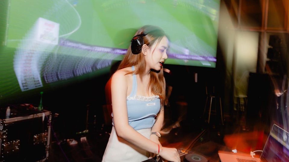 ดีเจหญิงกำลังเปิดแผ่น dj เปิดแผ่น จ้างดีเจ จ้าง dj ราคา dj