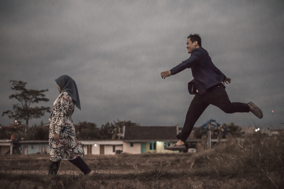Jasa Fotografi Prewedding: Pasangan berpakaian muslim sedang foto prewedding di alam terbuka, dengan latar belakang pemandangan alam yang indah.