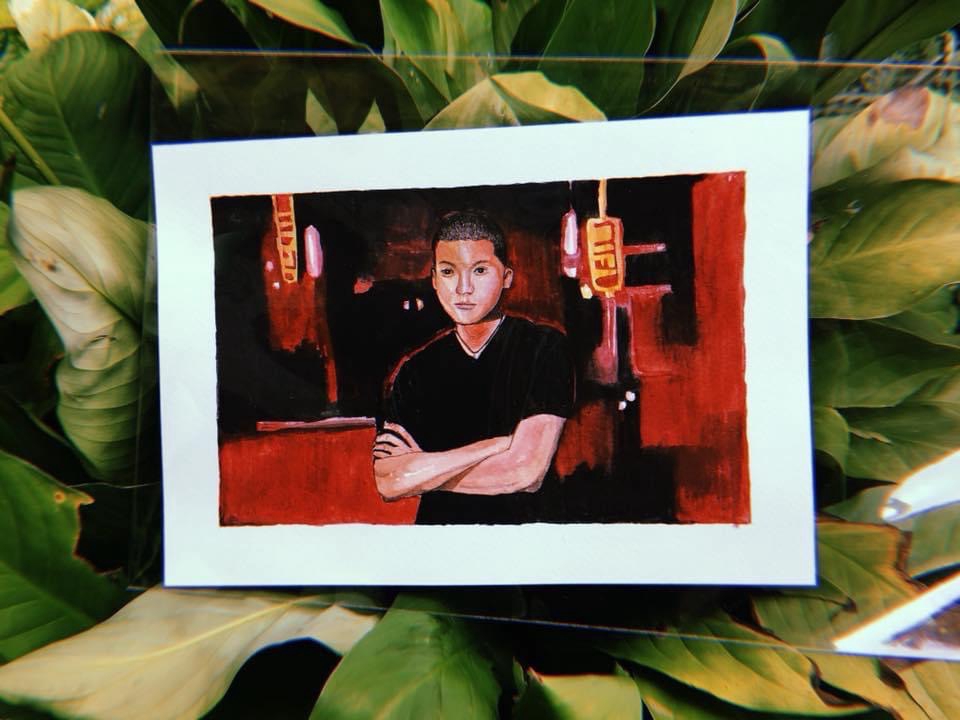 รับวาดภาพเหมือน ภาพวาดภาพเหมือนบุคคลผู้ชาย แต่งกายสบายๆ ยืนพิงกำแพงสีแดง