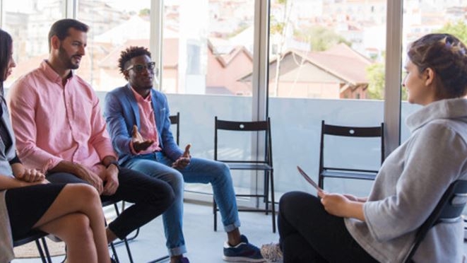 Konselor dan klien membahas masalah pengembangan diri dan karir dengan profesional