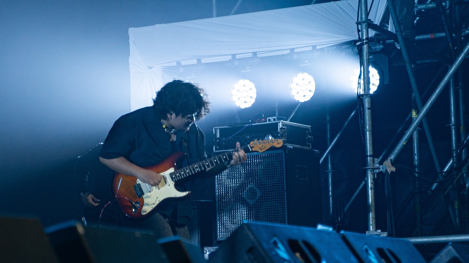 ช่างภาพ รับถ่ายภาพดนตรี นักดนตรีเล่นกีตาร์บนเวที งานอีเว้นท์ คอนเสิร์ต