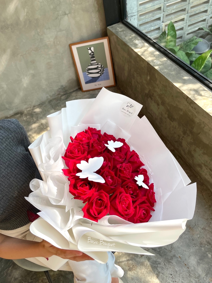 รับจัดดอกไม้ ช่อดอกไม้กุหลาบสีแดงสวยงาม