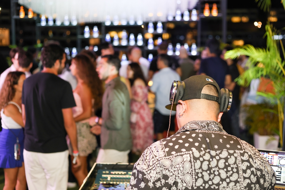 จ้างดีเจเปิดเพลงงานปาร์ตี้ ดีเจมืออาชีพ ราคาดี