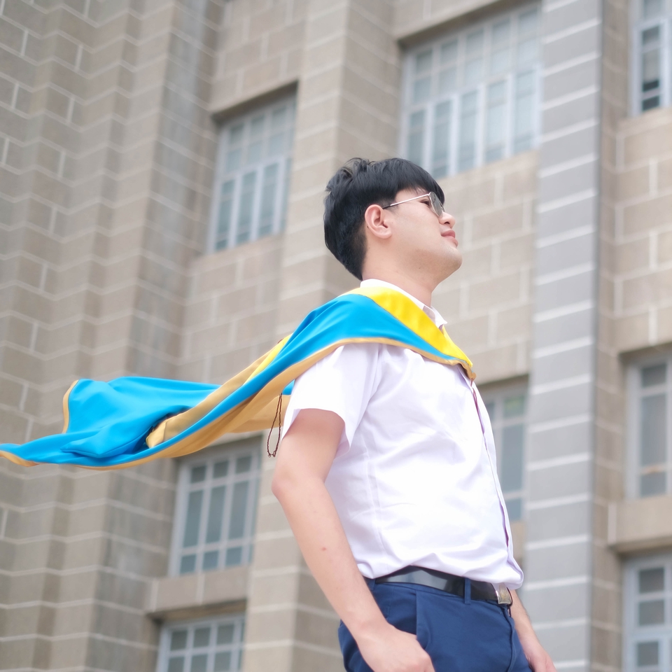 ช่างภาพ รับถ่ายรูป รับปริญญา ชายหนุ่ม แต่งชุดครุย ยืนถ่ายรูป รับปริญญา