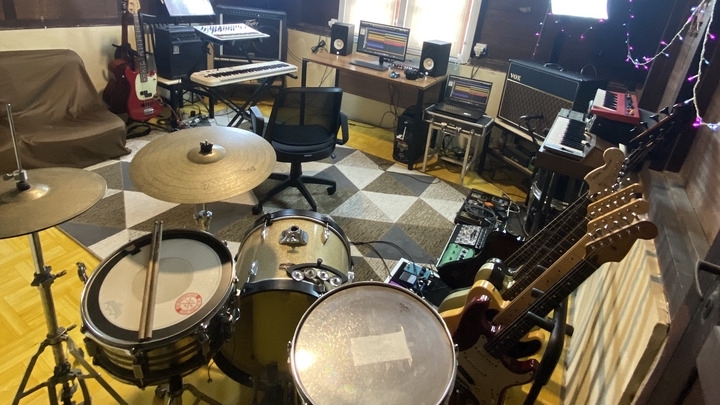 Jasa mixing dan mastering lagu, jasa edit suara, jasa pembuatan jingle iklan, jasa aransemen musik, studio musik, sound engineer