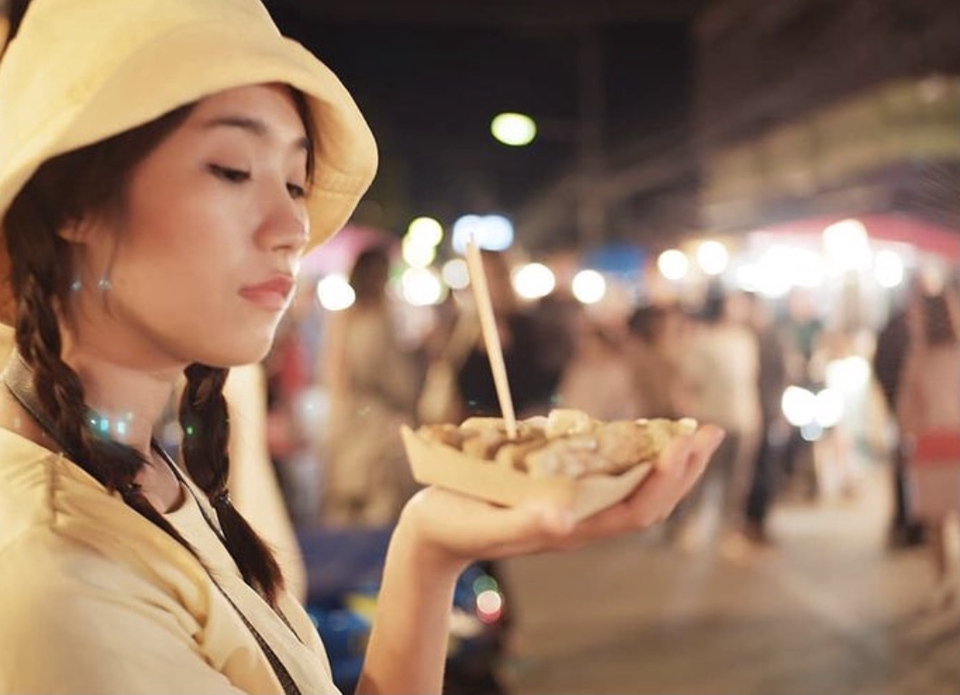 เน็ตไอดอลและบล็อกเกอร์รีวิว - รีวิว สินค้า อาหาร ท่องเที่ยว ความสวยงาม ทำทุกอย่างให้เป็นเรื่องสนุกสนาน งานภาพ งานวิดีโอ บทความ - 2