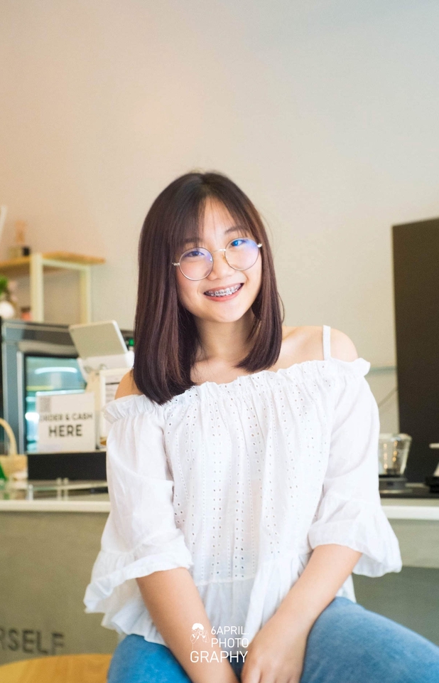 ช่างภาพหญิงสวย ยิ้มแย้มแจ่มใส ถ่ายรูปโปรไฟล์