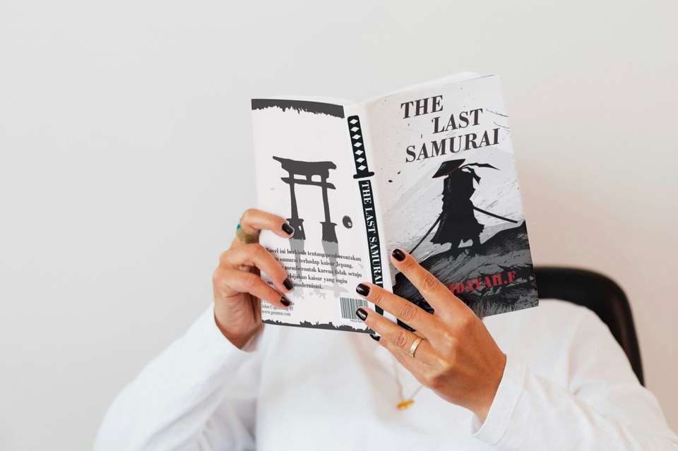 Perempuan sedang membaca buku "The Last Samurai" untuk meningkatkan kreatifitas dalam mendesain.