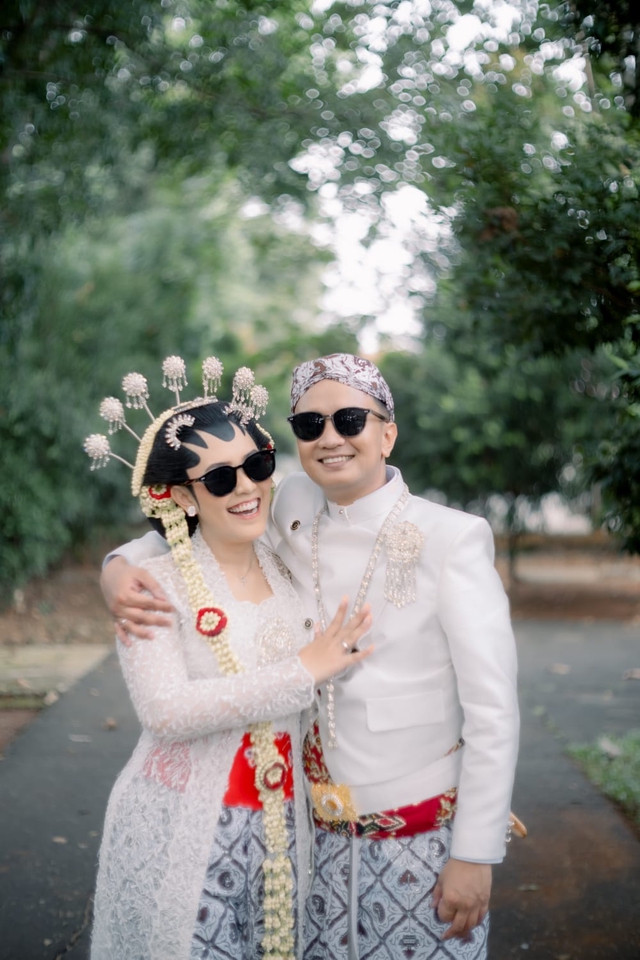 Jasa Fotografi Prewedding di Alam Terbuka, Pasangan Pengantin dengan Pakaian Adat Jawa