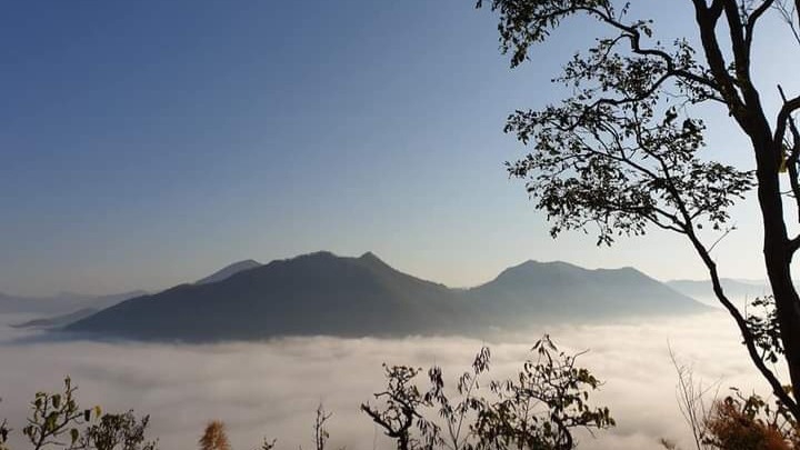 ภาพวิวภูเขาสวยๆ ที่เต็มไปด้วยหมอก สำหรับเขียนรีวิวท่องเที่ยว รีวิวที่พัก