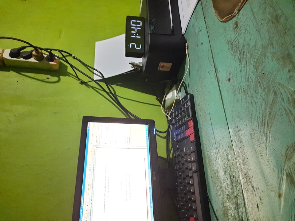 Jasa pengetikan dokumen online dengan keyboard dan komputer di meja kerja