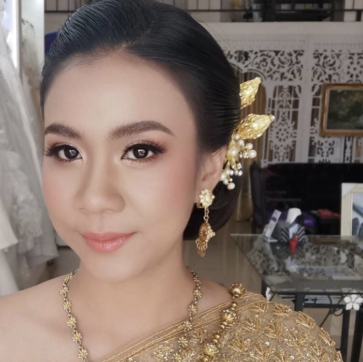 ช่างแต่งหน้าเจ้าสาว แต่งหน้าเจ้าสาวสวยหวาน เครื่องประดับทองคำ