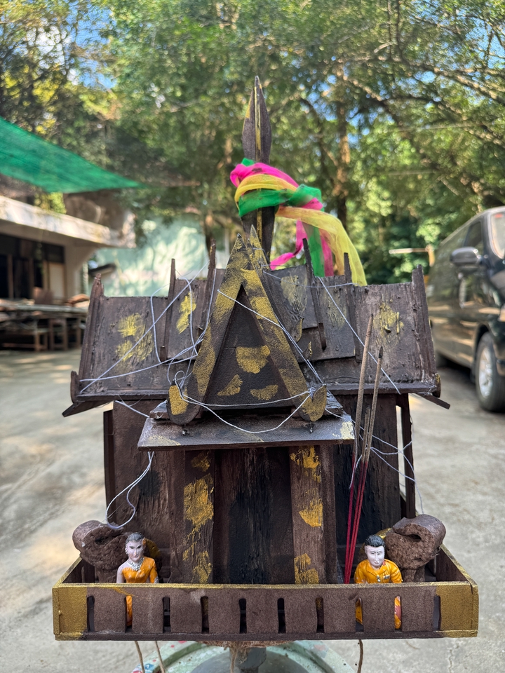 รับทำของขวัญแฮนเมด รูปปั้นไม้ศาลพระภูมิแบบไทย ขนาดเล็ก