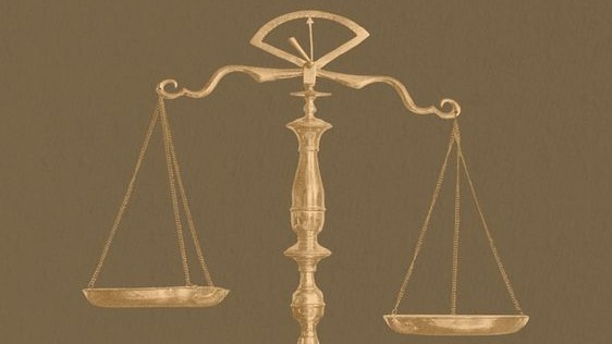 Jasa legal online: Timbangan hukum dengan timbangan emas sebagai simbol keadilan dan profesionalitas.