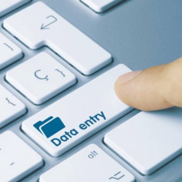 Jasa Data Entry: Tangan Menekan Tombol Keyboard dengan Label "Data Entry"